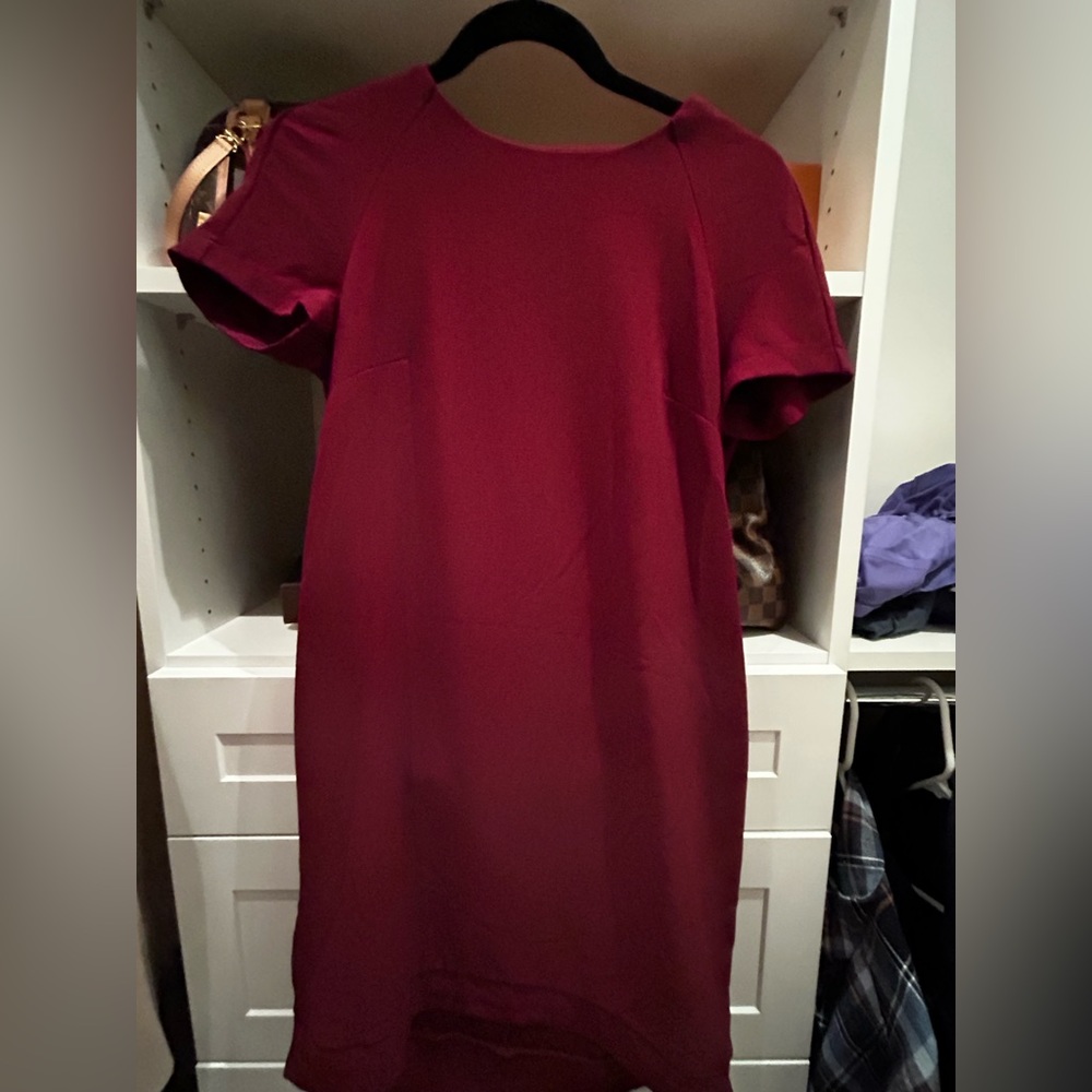 Women’s Short Sleeve Shift Dress in Deep Wine